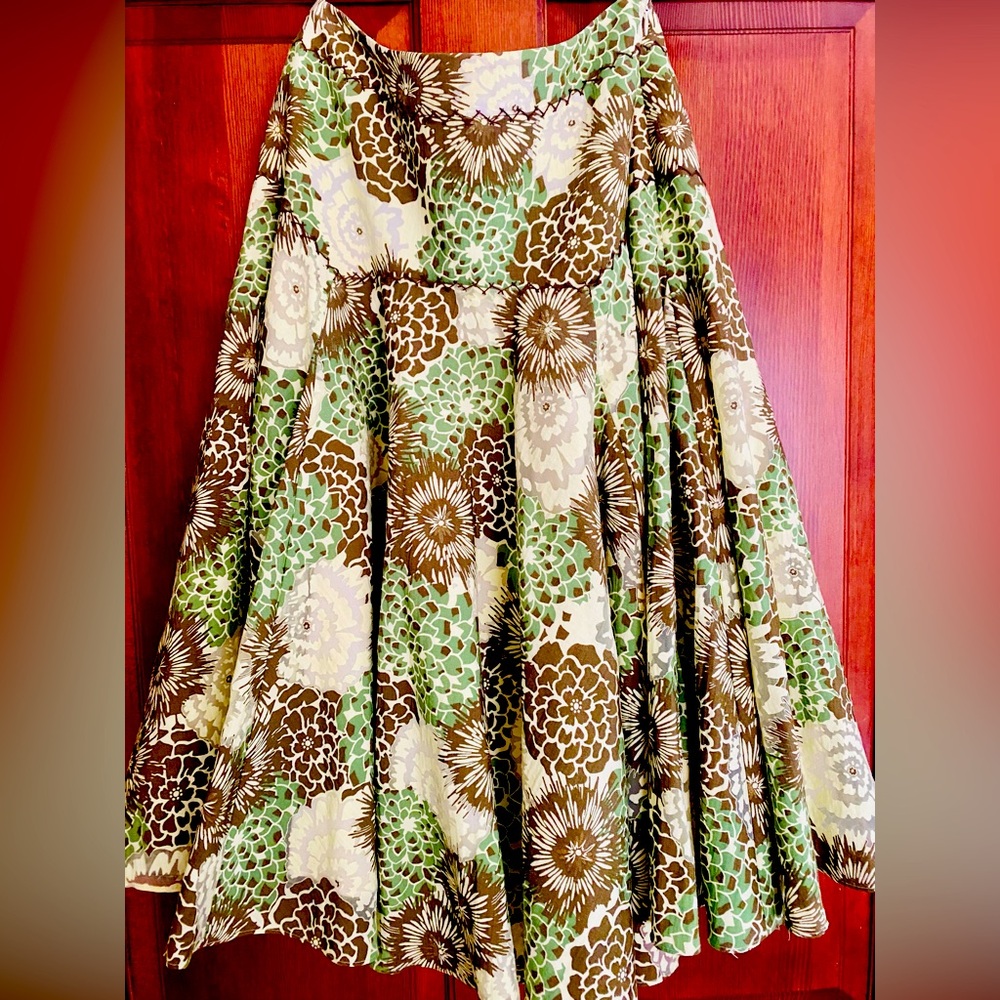 Antonio Melani beautiful mid length skirt, size 4